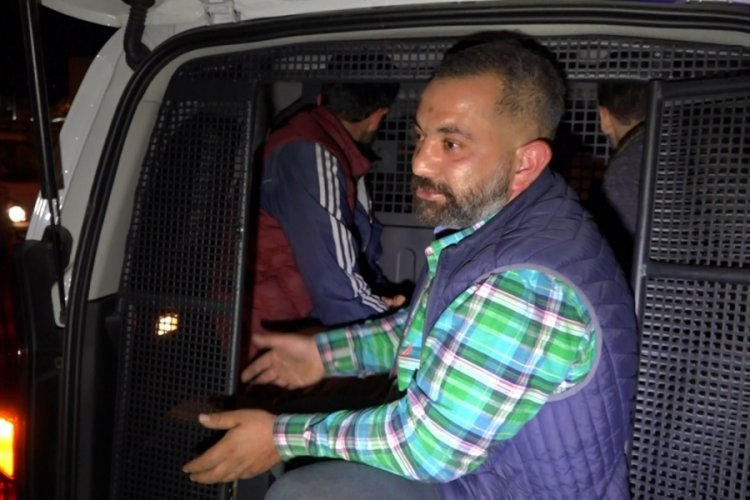 Bursa'da dur ihtarına uymayan s&uuml;r&uuml;c&uuml; polis barikatına takıldı