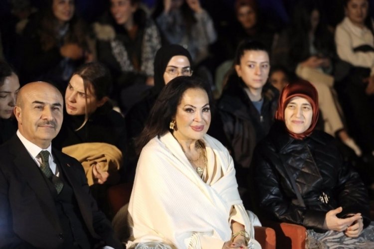 T&uuml;rkan Şoray Mardin'de hayranlarıyla "Kara G&ouml;zl&uuml;m" filmini izledi