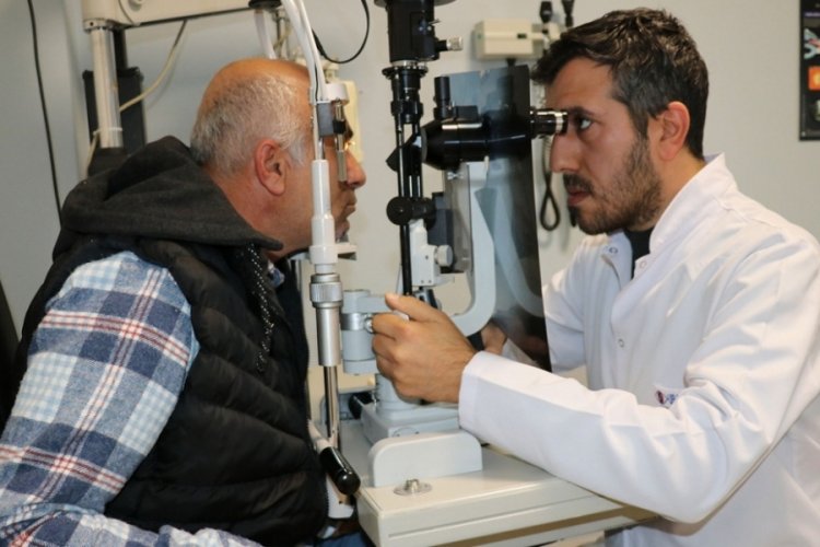 G&uuml;neş tutulmasına &ccedil;ıplak g&ouml;zle baktılar, g&ouml;rme kaybı başladı