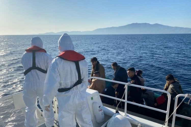 &Ccedil;anakkale a&ccedil;ıklarında 11 d&uuml;zensiz g&ouml;&ccedil;men kurtarıldı