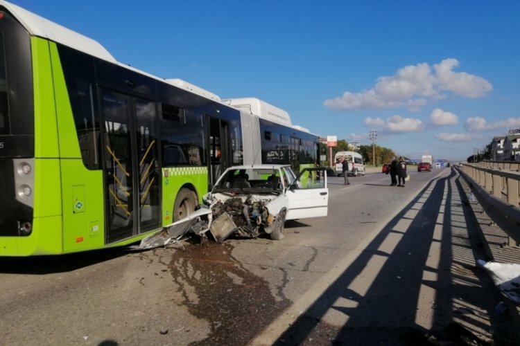 Kocaeli'de otob&uuml;s ile otomobil &ccedil;arpıştı