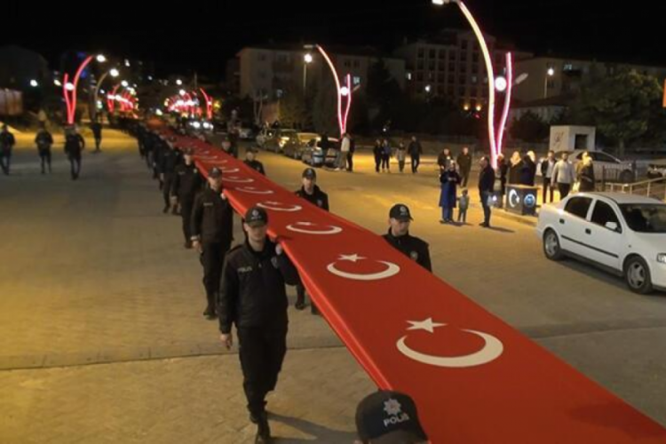 Kırıkkale'nde 1000 metre uzunluğundaki T&uuml;rk bayrağıyla y&uuml;r&uuml;d&uuml;ler