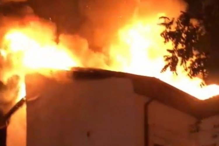 Konya'da tarihi bina yanarak k&uuml;l oldu