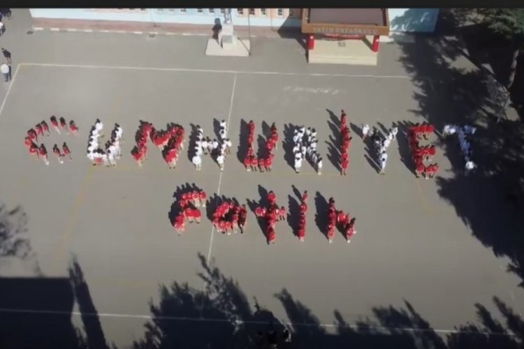 Bursa'da 300 &ouml;ğrenci ile Cumhuriyet yazdılar