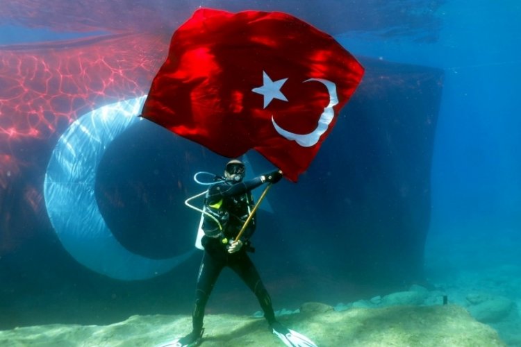 Muğla'da Cumhuriyet Bayramı deniz altında kutlandı