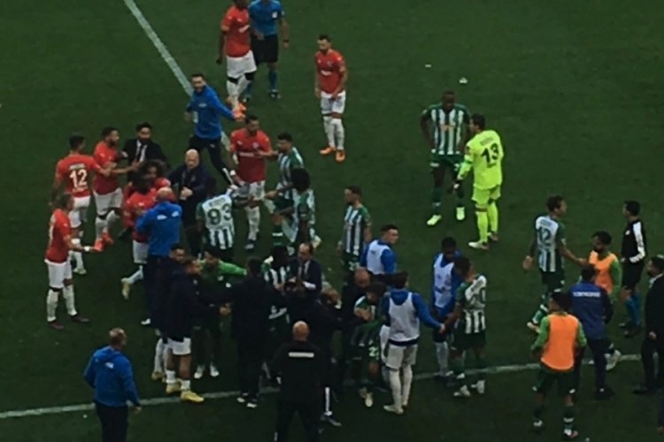 Konyaspor Kasımpaşa ma&ccedil;ının son dakikalarında ortalık karıştı