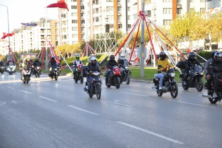 Bursa'da FSM'de motorculardan 29 Ekim coşkusu