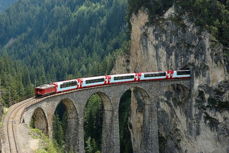 İsvi&ccedil;re'de 100 vagolu yolcu treni sefer yaptı