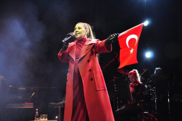 Bursalılar Cumhuriyet'i Nil&uuml;fer şarkılarıyla kutladı
