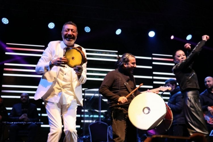 Hakan Altun sahnede hayali d&uuml;ğ&uuml;n&uuml;n&uuml; yaptı