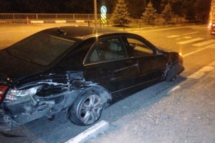 Erzurum'da freni patlayan ara&ccedil; y&uuml;kl&uuml; tır, 3 araca &ccedil;arparak durabildi