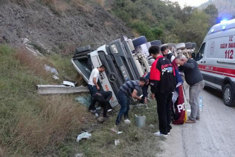 D&uuml;zce'de tır devrildi, 4 yaşındaki Zeynep'in ayak parmağı koptu