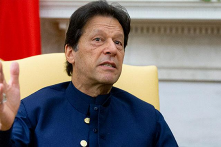 Pakistan'ın eski Başbakanı Khan'ın İslamabad'a yaptığı y&uuml;r&uuml;y&uuml;şte bir muhabir ezilerek hayatını kaybetti