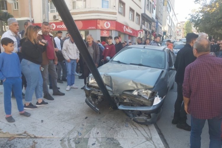 Bilecik'te fren yerine gaza basan s&uuml;r&uuml;c&uuml; kazaya sebep oldu