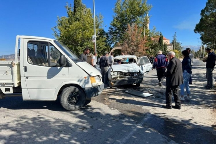 Denizli'de kamyonetle otomobil &ccedil;arpıştı: 1 &ouml;l&uuml; 3 yaralı