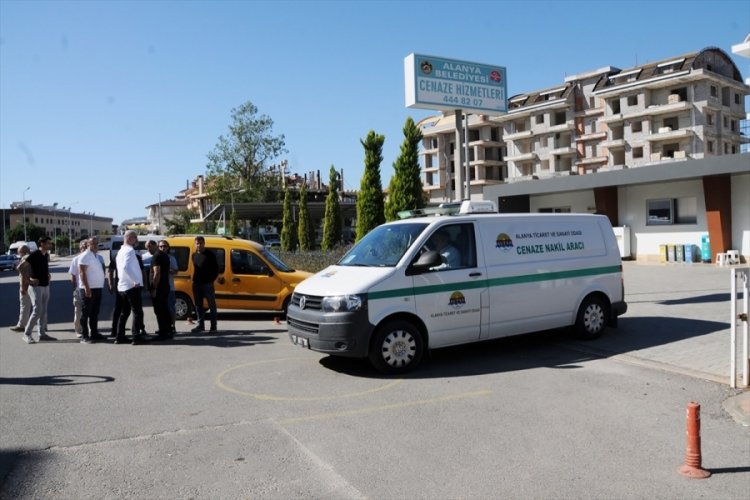 Antalya'da minib&uuml;s&uuml;n &ccedil;arptığı gazeteci hayatını kaybetti