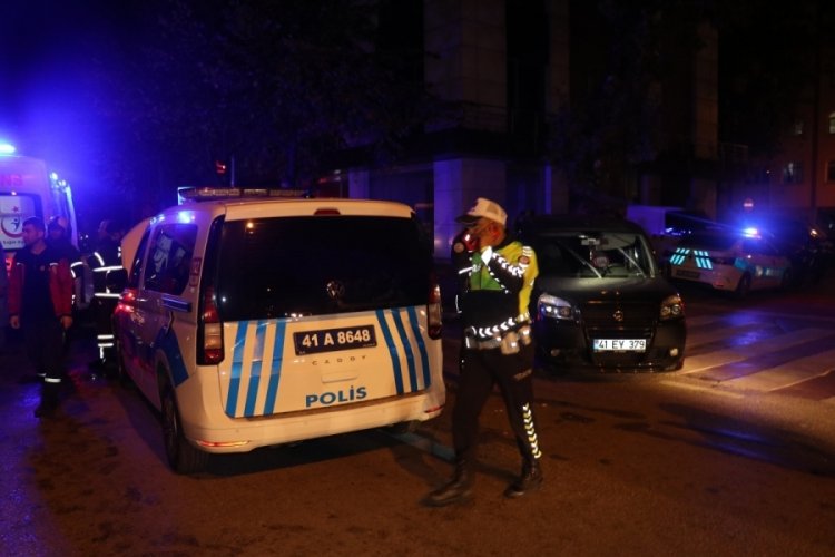 Kocaeli'de polis aracı ile hafif ticari ara&ccedil; &ccedil;arpıştı: 2'si polis 5 kişi yaralandı
