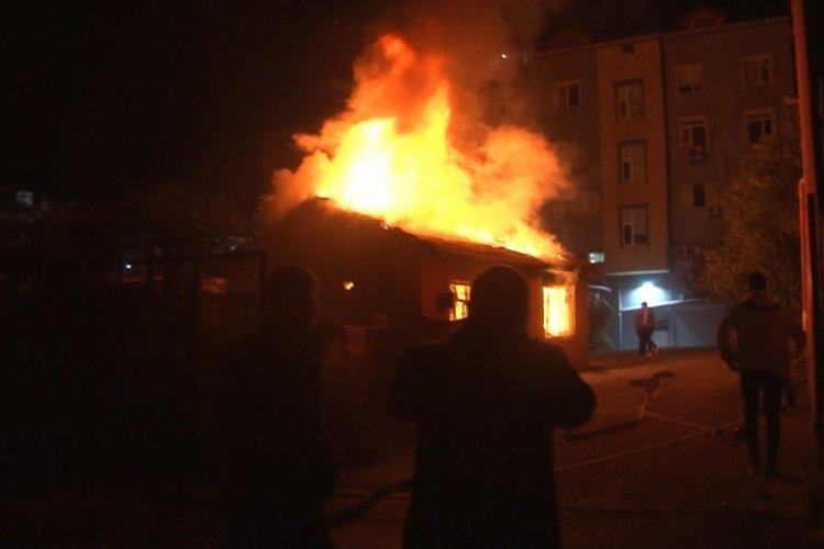 İstanbul'da gecekondu alevlere teslim oldu