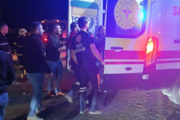 Gaziantep'te iki otomobil kafa kafaya &ccedil;arpıştı: 2 &ouml;l&uuml;, 6 yaralı