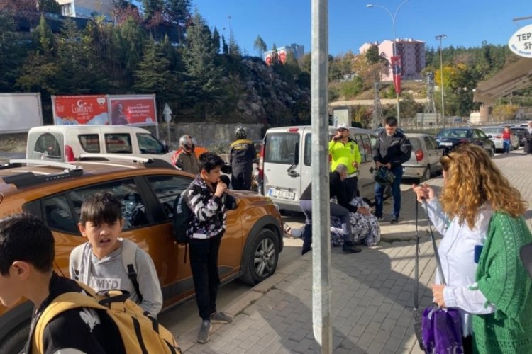 Bilecik'te motosiklet yayaya &ccedil;arptı, 2 kişi yaralandı
