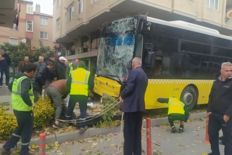 İstanbul'da İETT otob&uuml;s&uuml;n&uuml;n şof&ouml;r&uuml; fenalaştı, faciadan d&ouml;n&uuml;dl&uuml;