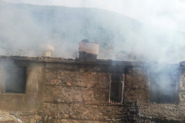 Patlayan t&uuml;p yangına sebep oldu, ev kullanılamaz hale geldi