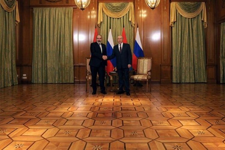 Putin ve Paşinyan So&ccedil;i'de bir araya geldi