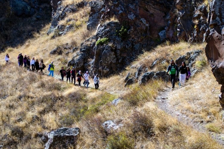 Dağcılar Ardahan'da kanyonun zirvesindeki "Şeytan Kalesi"ne y&uuml;r&uuml;d&uuml;