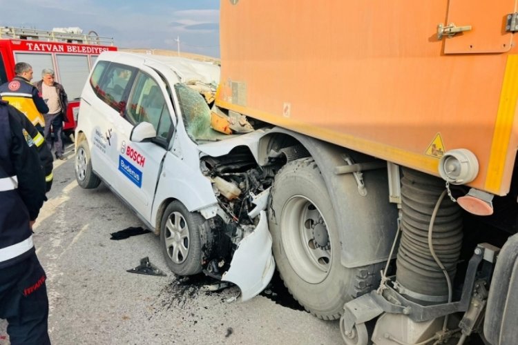 Bitlis'te kamyonet yol temizleme aracına &ccedil;arptı