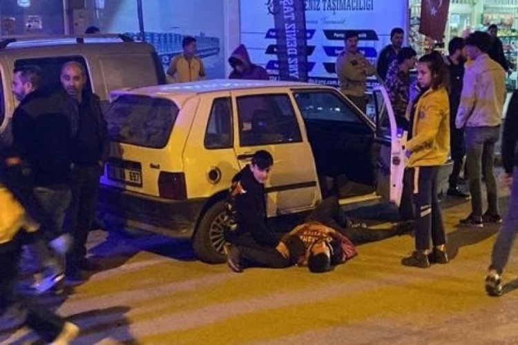 Bursa'da kontrolden &ccedil;ıkan otomobil, park halindeki araca &ccedil;arptı