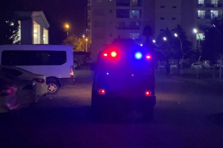 Diyarbakır'da dayı 3 aylık yeğenini bı&ccedil;akla rehin aldı!