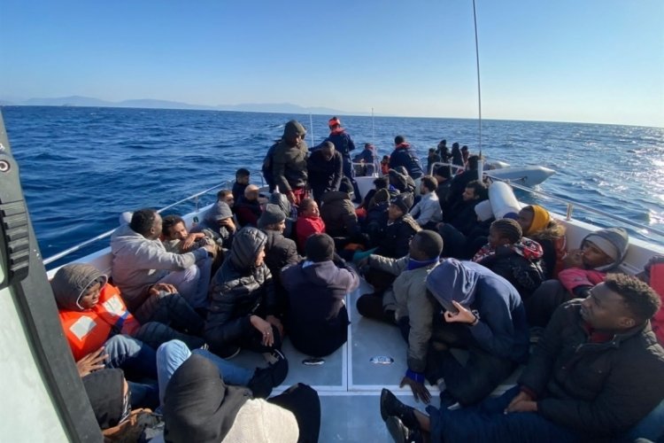İzmir a&ccedil;ıklarındaki d&uuml;zensiz g&ouml;&ccedil;menler kurtarıldı