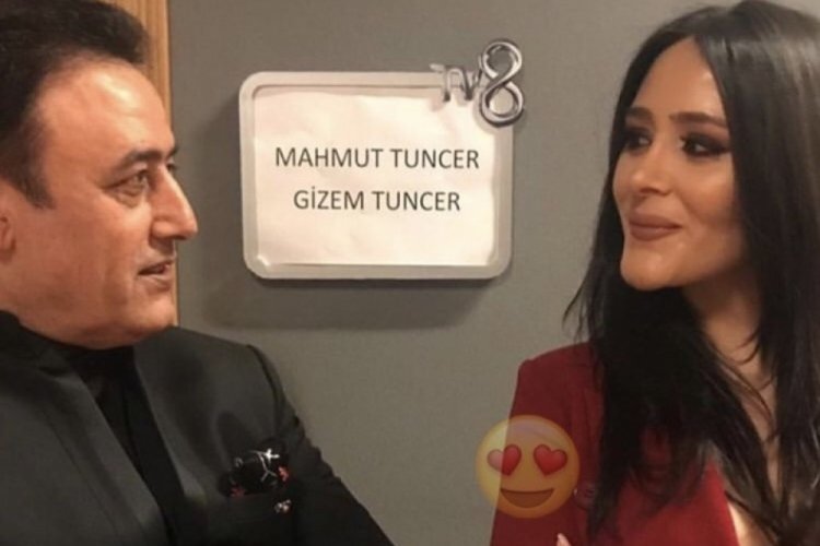 Mahmut Tuncer'in kızı Gizem Tuncer'den dekolteli poz