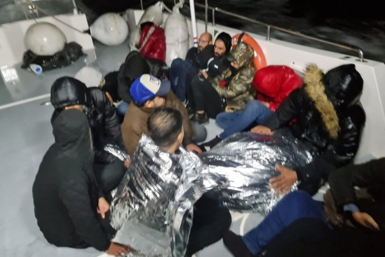 İzmir a&ccedil;ıklarında 77 g&ouml;&ccedil;men kurtarıldı