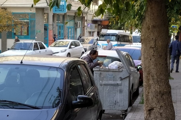 Bursa'da bir vatandaş ekmeğini &ccedil;&ouml;pten &ccedil;ıkarttı