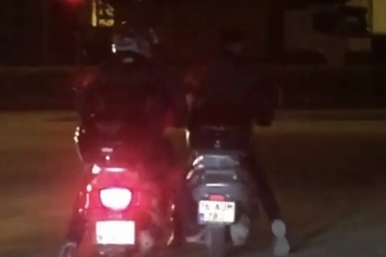 Bursa'da bozulan motosikletini ayağıyla iterek g&ouml;t&uuml;rd&uuml;