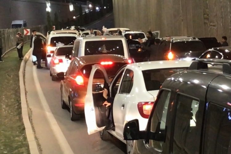 Trafikte durup oynayan d&uuml;ğ&uuml;n konvoyuna ceza kesildi