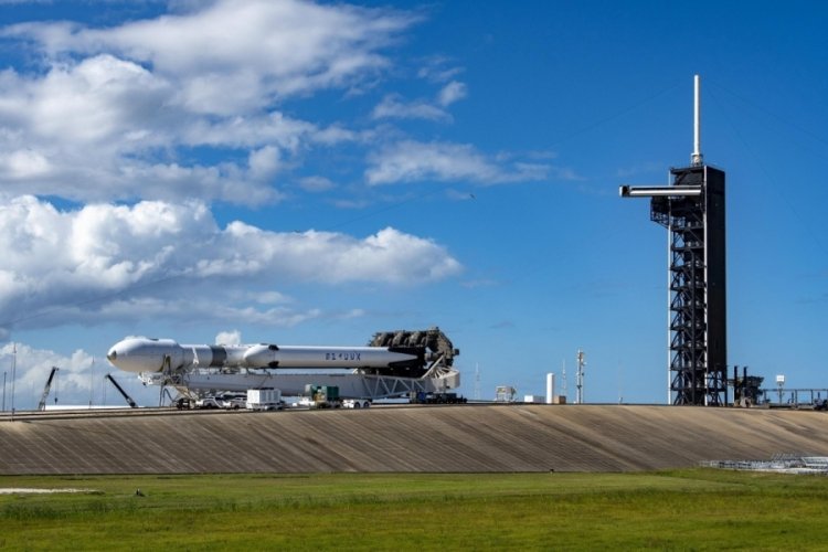 SpaceX'in Falcon Heavy roketi ilk kez uzaya fırlatıldı