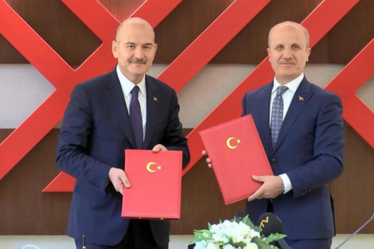 Bakan Soylu ve Y&Ouml;K Başkanı &Ouml;zvar iş birliği protokol&uuml; imzaladı