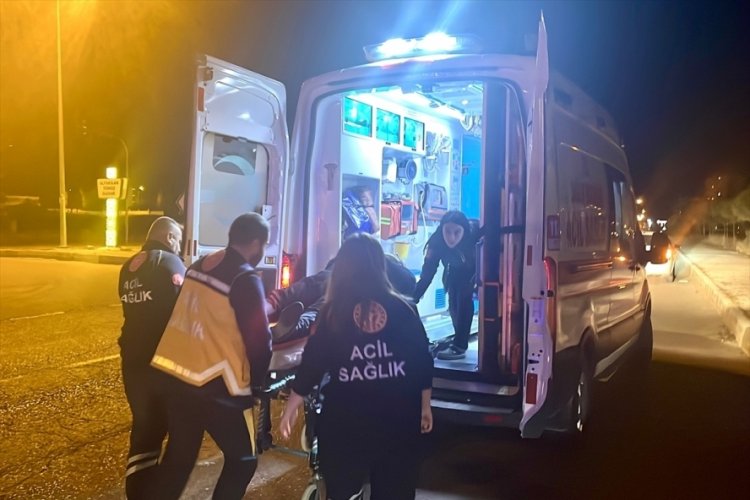 Bayburt'ta iki otomobil &ccedil;arpıştı: 2 yaralı
