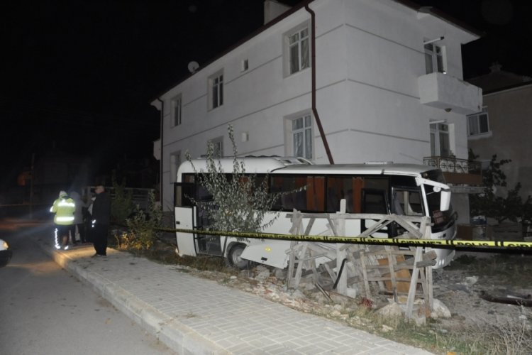 Karaman'da iş&ccedil;i servisi kamyonet ile &ccedil;arpıştı: 12 kişi yaralandı