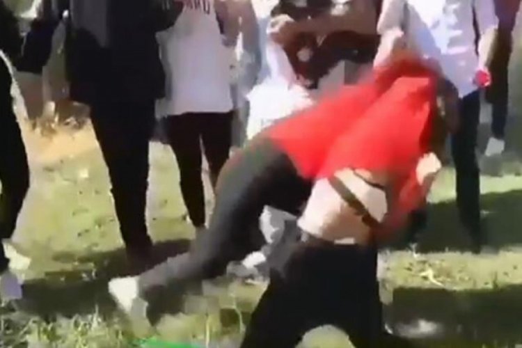Adana'da lise &ouml;ğrencileri yumruk yumruğa kavga etti
