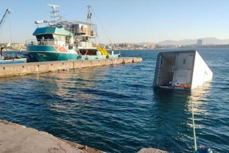 Kamyonet s&uuml;r&uuml;c&uuml;s&uuml; kalp krizi ge&ccedil;irdi, ara&ccedil; denize d&uuml;şt&uuml;