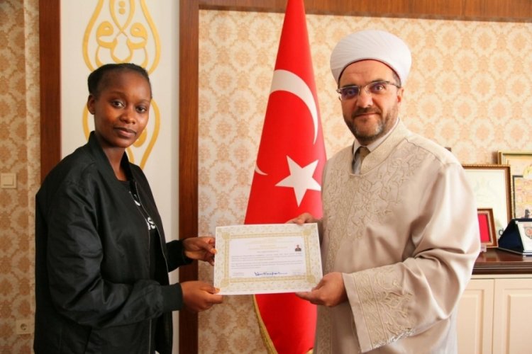 Bursa'da Kenyalı kadın m&uuml;sl&uuml;man oldu