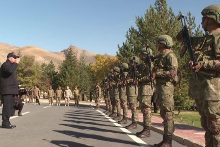 Milli Savunma Bakanı Akar ve komuta kademesi sınır hattında