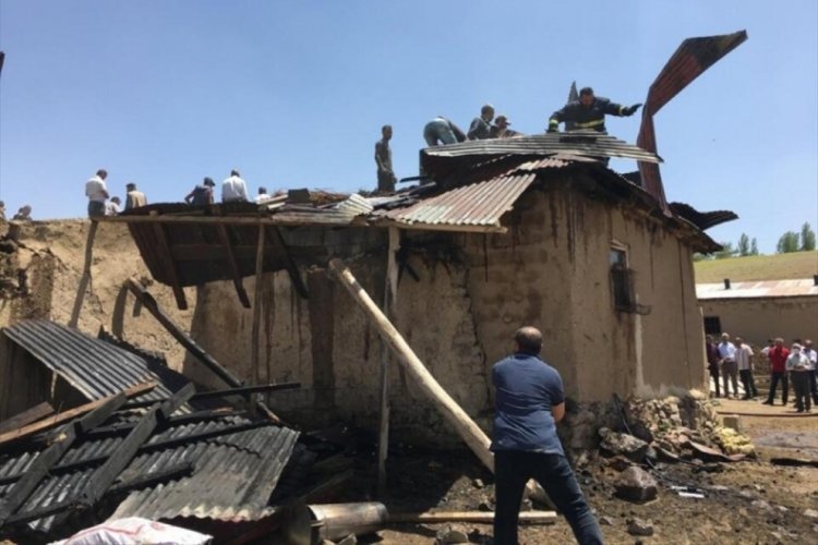 Erzurum'da yangın sonucu bir evin tandırı ve &ccedil;atısında hasar oluştu