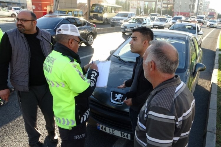 Malatya'da otomobilin &ccedil;arptığı &ccedil;ocuk ref&uuml;je d&uuml;şt&uuml;