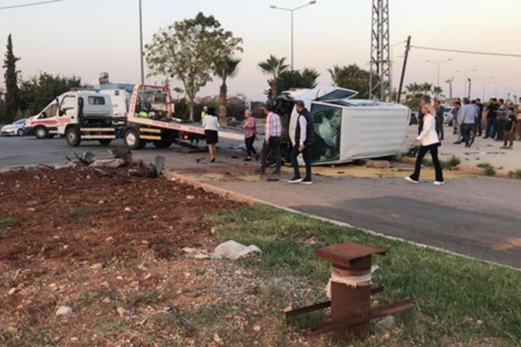 Mersin'de &ouml;ğrenci servisi devrildi: 7 kişi yaralandı