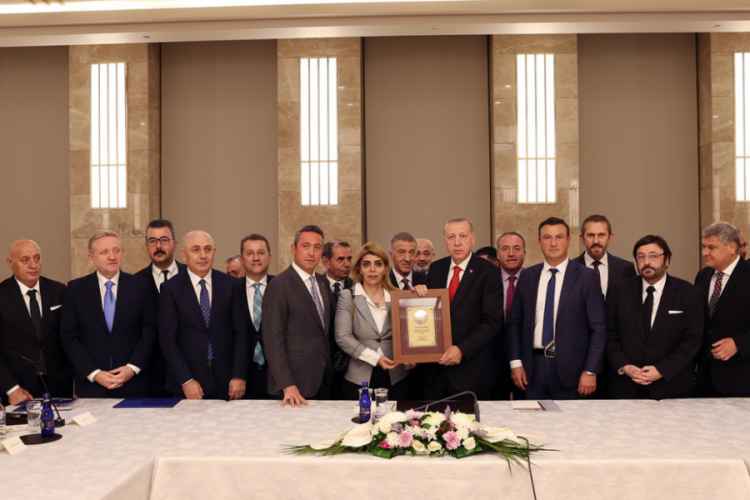 Cumhurbaşkanı Erdoğan, Kul&uuml;pler Birliği heyetini ağırladı