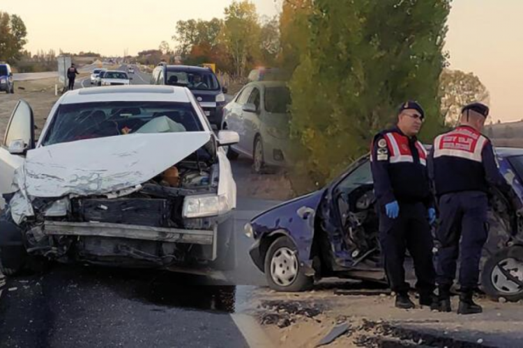&Ccedil;orum'da iki otomobil &ccedil;arpıştı: 3 &ouml;l&uuml;, 2 yaralı